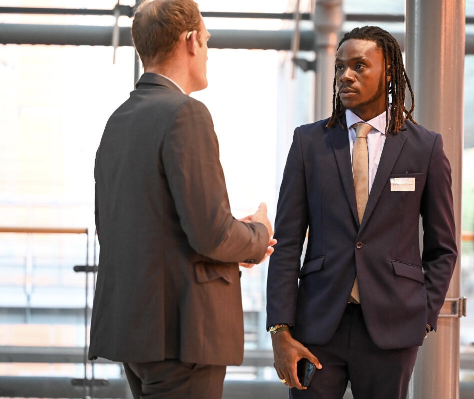 Poignée de main entre deux dirigeants — symbole des opérations financières et partenariats stratégiques ouest-africains.